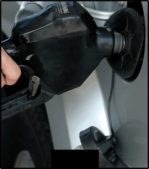 Fuel nozzle filling a vehicle fuel tank